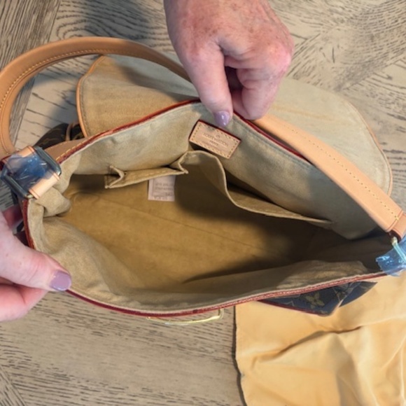 Louis Vuitton - Picture 3 of 10